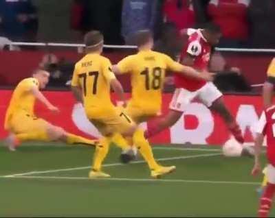 Multiple angles of the Gabriel Jesus dribble