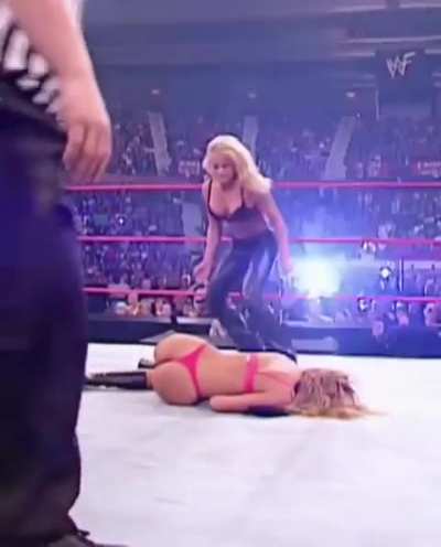 Trish on Raw 11-26-01 IG