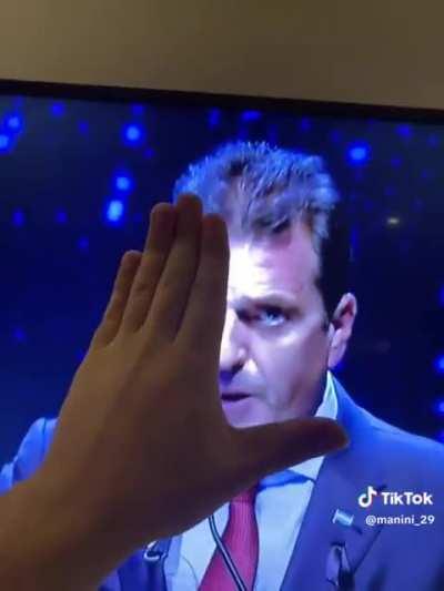 Massa tiene tan dominado el arte del panquequismo, que puede poner dos caras a la vez O.O