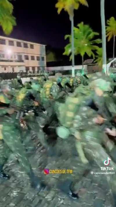 During their training, every Brazilian soldier must attend the school of funny walks