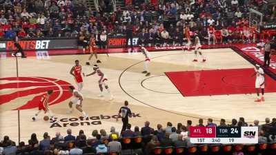 [Highlight] Young and Collins connect on a lob, but the Raptors answer