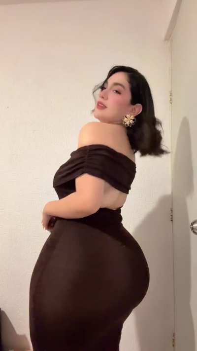 they say “the women makes the dress” what do you think? 🤔🤎