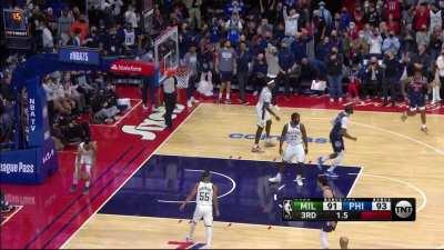 [Highlight] Drummond with the improbable finish off of the Maxey missto take the lead at the end of the 3rd!