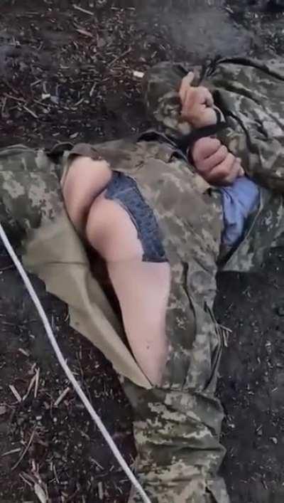Russian castrating Ukrainian POW [uncensored] (don't recommend to watch)