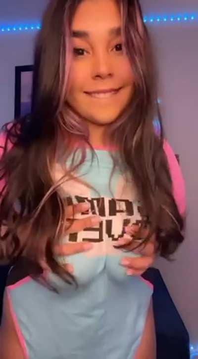 Would you a thicc Latina like me sit on you?