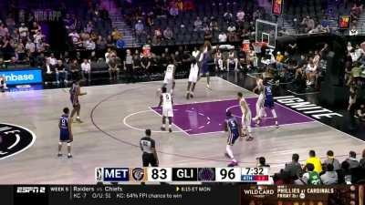 [Highlight] Victor Wembanyama hits the turnaround J