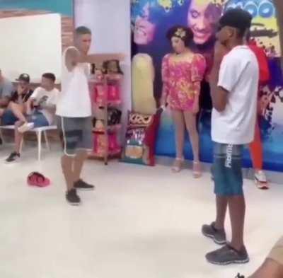 um querido participando da batalha de brega funk arriscando passos transcendentais