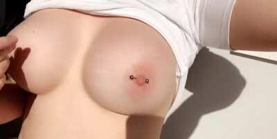 There's some big titties under my shirt 😍