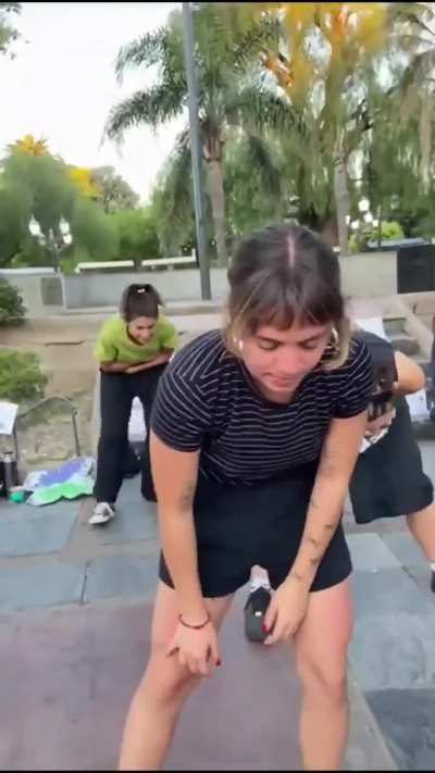 Performance de militante feministas contra Elon, Trump y Milei con el fin de 