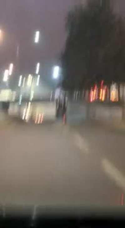 Ayer vi a este personaje a 60-100 en Av La Florida pisteando como un campeón en scooter