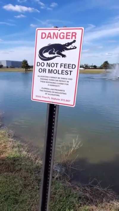 A sign that Florida Man sees necessary!