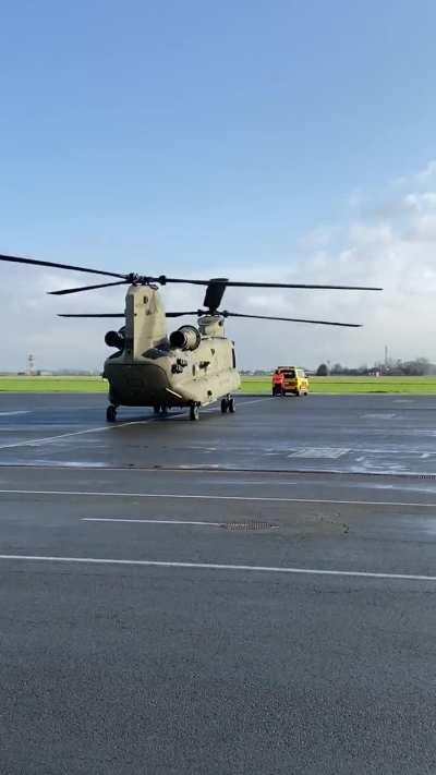 Boeing CH-47F Chinook taxiing