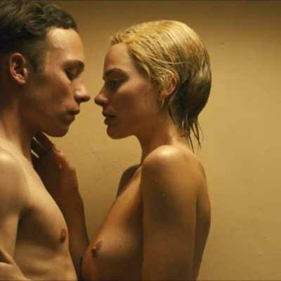 Margot Robbie Small Tits