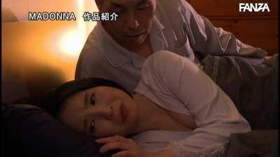 It's comforting that he actually knows the guys who are banging his wife in the back of the theater ... Hijiri Maihara (158cm) in JUL-259