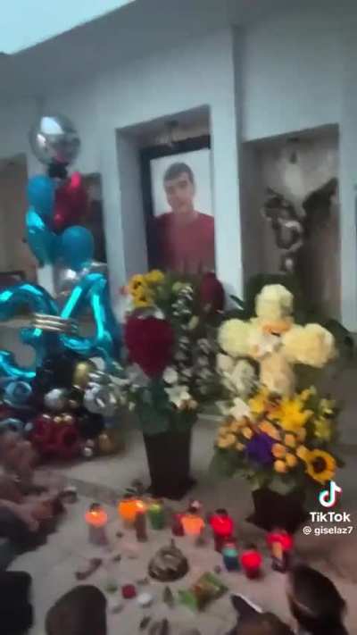 Recent video of the family of Gonzalo Octavio Araujo Zazueta “Chalito” ✝️ celebrating his birthday at his panteón (son of Gonzalo Araujo Payán “El Chalo” ✝️ & brother of Aislin Araujo & Larissa Araujo)