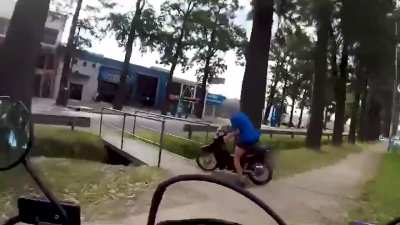 Rosario: Brigada motorizada persiguió a un pibe que hacía picadas en una avenida, se cayó de la motito y terminó detenido