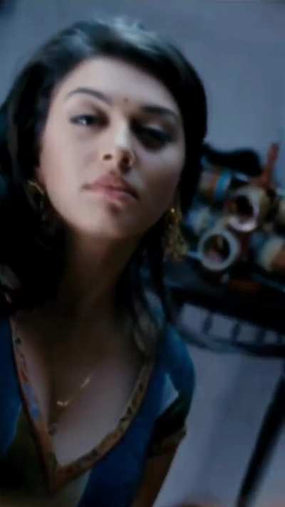 Hansika Motwani cute big cleavage 