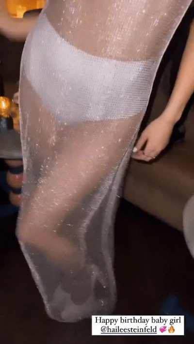 Hailee Steinfeld looking sexy for her birthday bash