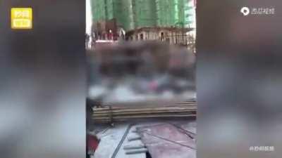 一女工讨薪无果在塔吊上直播自杀。