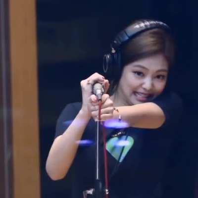 Jennie havin a hard time takin the mic out. (One of my most fav jen vid)