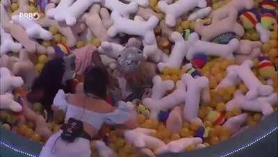 Aqui o porquê a Viihbora tem que sair e o Gil tem que ficar: