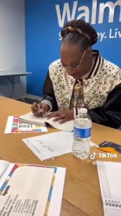 Snoop dog learning how to write his name in Japanese.