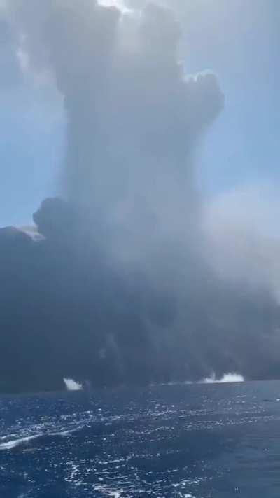 Sailors get a little too close to record Stromboli Island's volcano eruption, in 2019 [Full Video]