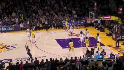 [Highlight] LeBron drains another 3 for 28 points