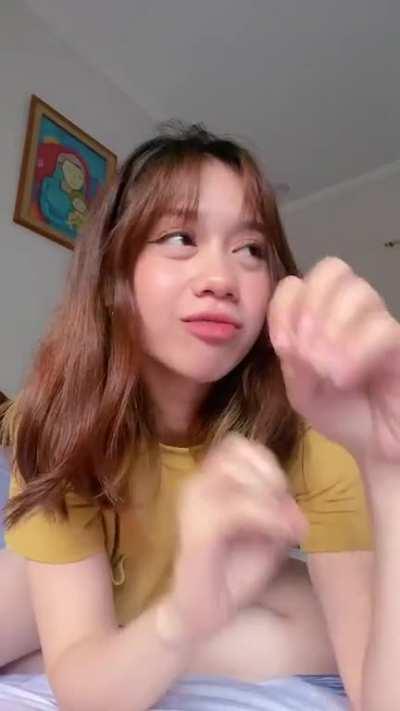 Green pant, pasikatin natin coz she asked for it