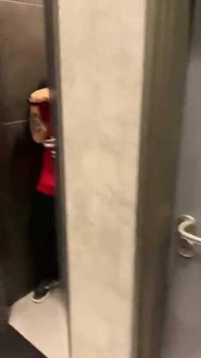 A karen de Bauru dando chilique ao descobrir que os banheiros do McDonald's são iguais ao de todas as casas só que escrito por Walcyr Carrasco