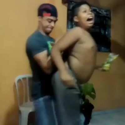 Zóio ele é menor de idade vai dá merda