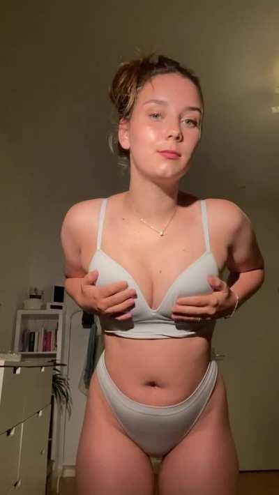 Hi to the same 4 guys who see me stripping half naked 🥰