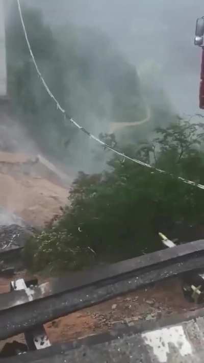 Driver saved thanks to the weight of the trailer.