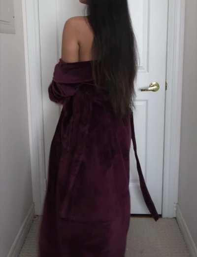 [GIF] I bet you'll fall in love before my robe hits the ground!