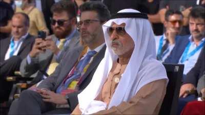 Santiago Andrés Cafiero, ministro argentino de Relaciones Exteriores, Comercio Internacional y Culto hablando inglés en los Emiratos Árabes Unidos.