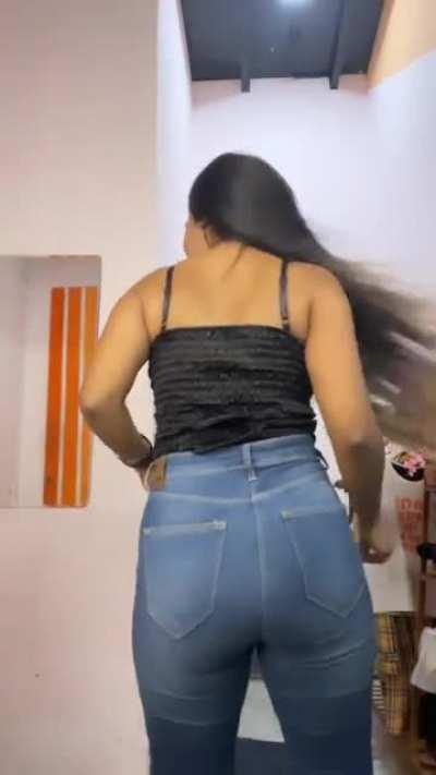 Look at Suhuu's Boobs and Ass shake. It makes me hard