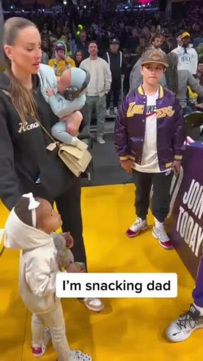 ðLA Lakers PG Dennis Schroeder Enjoying His Beautiful Wife & Family Before The Gameð¸ð¼ð¤´ð¿ð¼ð½ð¼ð½ð¼ð½