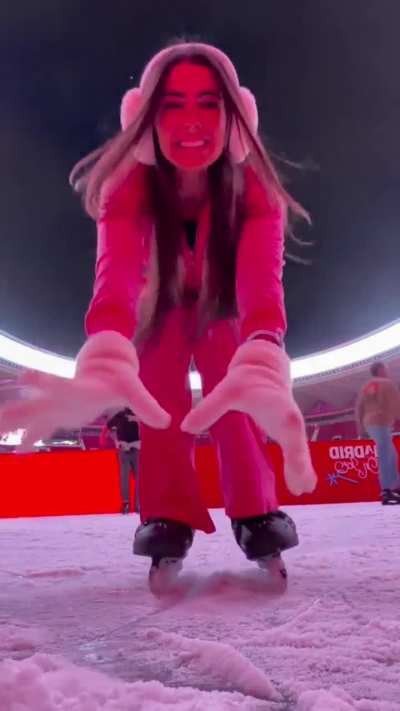 fat booty gliding on ice ❄️