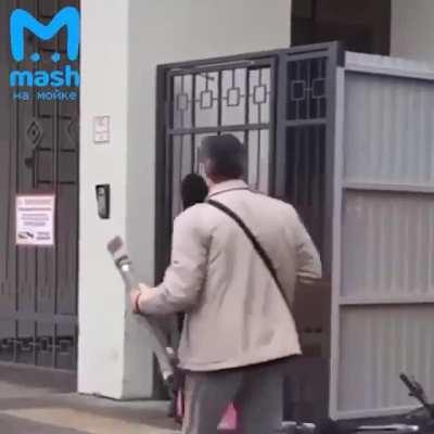 В Санкт-Петербурге курьеру пришлось сломать решетку на воротах, чтоб попасть во двор к клиенту и доставить заказ.