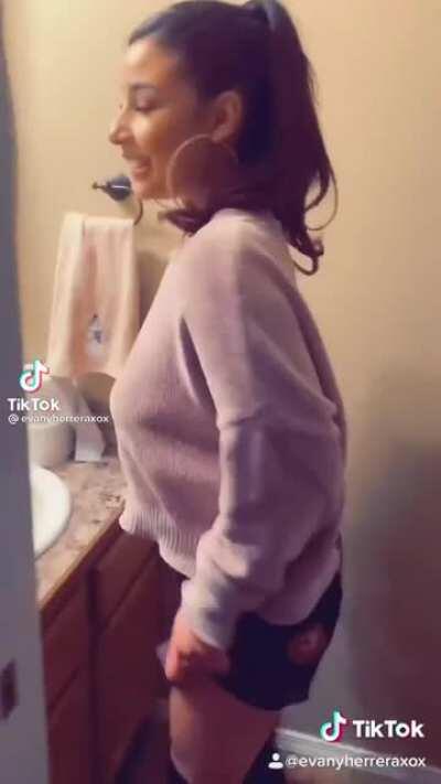 Some drunk night party vibes. 🍑