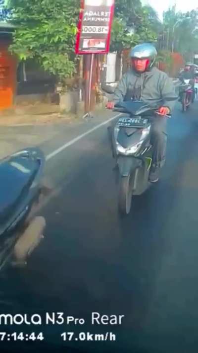 Buka pintu mobil tanpa lihat traffic