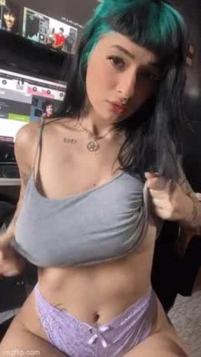 Who is this big tit goth?