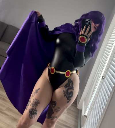 can the raven cosplay stay on during sex?