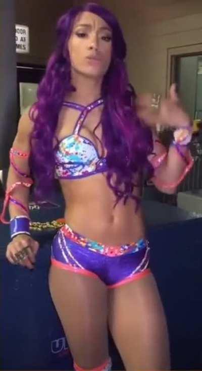 She knows we love her abs 🤤