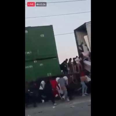 Rioters in Chicago Loot a Train Car Full of TVs