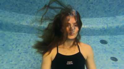 Kseniya blows bubbles underwater | ALFAKSU