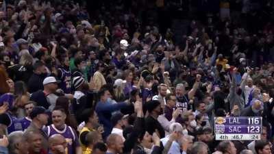 [Highlight] Metu drills the three to put the Kings up 7 with 46.7 left