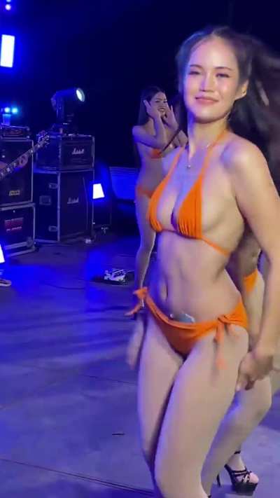 Thai coyote girl 😍