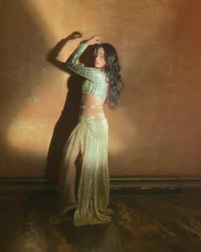 Jhanvi Kapoor - Soon she will replce her MOM ! See her thighs, ass, tits, hair and her seductive face guys 🥵🔥