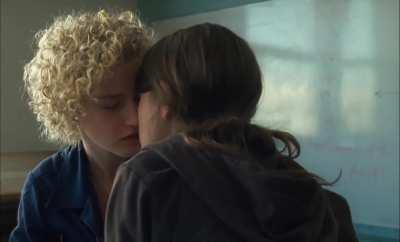 Natalia Dyer kissing Julia Garner